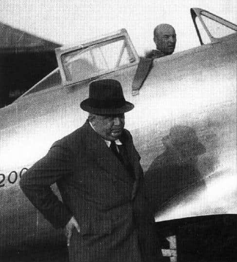 Главный конструктор фирмы «Макки» Марио Кастольди. Фото сделано в середине 30-х гг. у опытного экземпляра истребителя М.С.200, в кабине которого пилот Джузеппе Бруэи